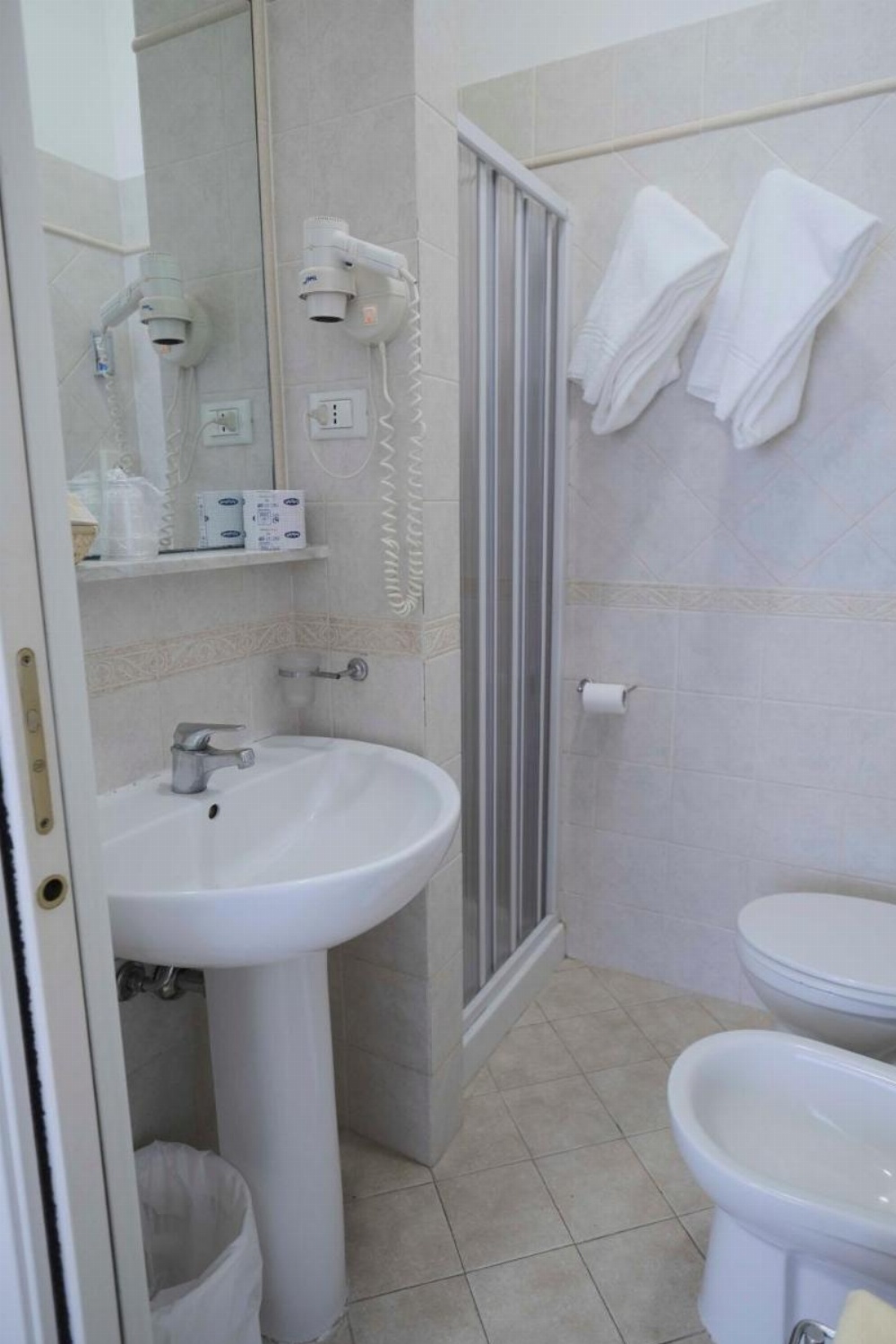 Room image 3
